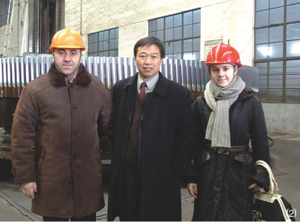 Mr. Wang Jia'an, Board of Chairman & General Manager of Jiangsu Pengfei Group Co., Ltd had a photograph taken with the i